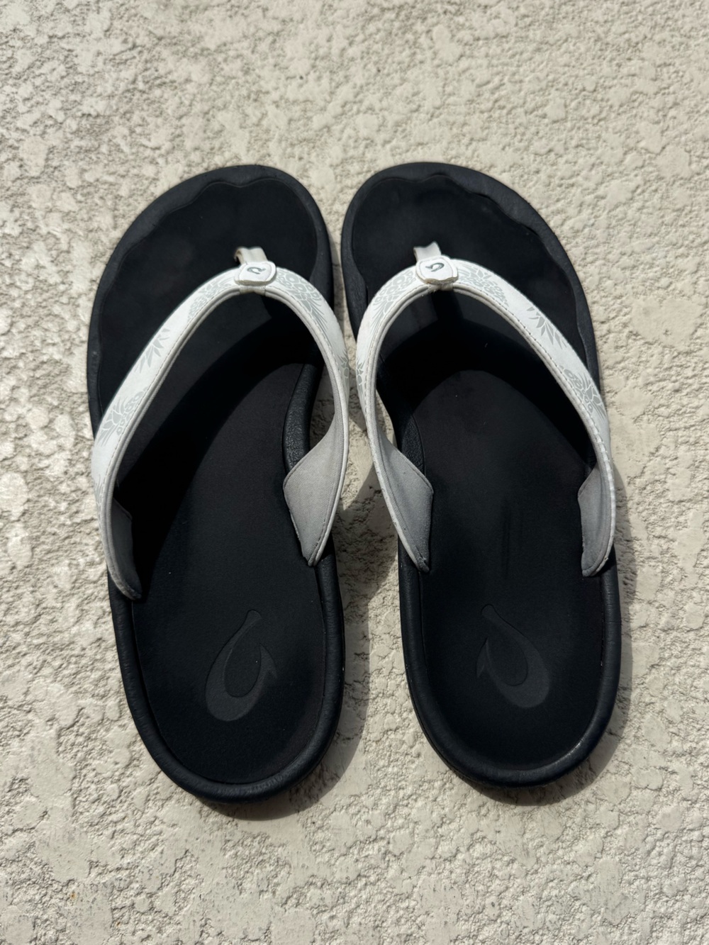 Women’s OluKai Ohana White Flip Flops. Size 10.